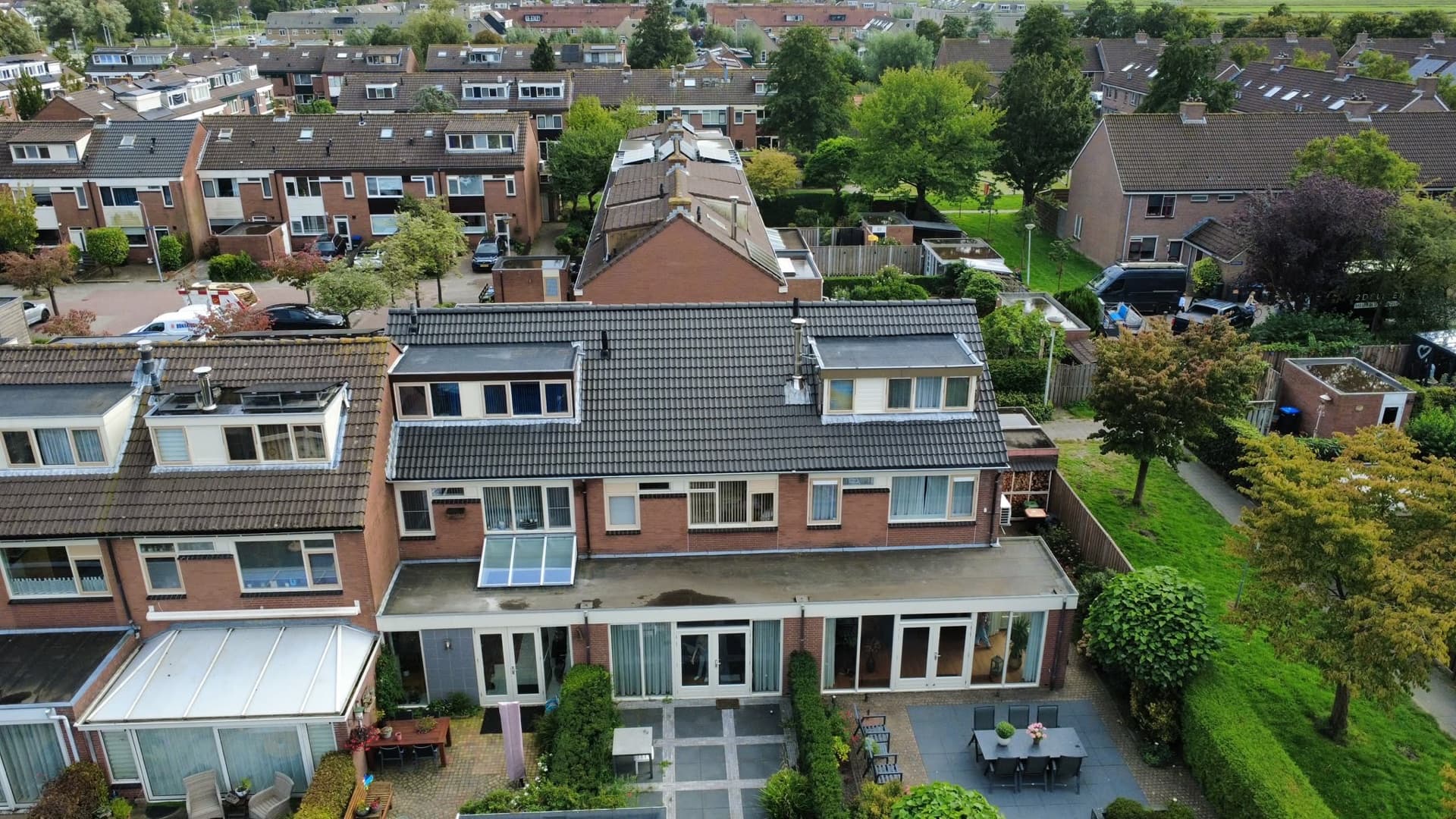Achterkant van de woning na de dakrenovatie: nieuw donker pannendak