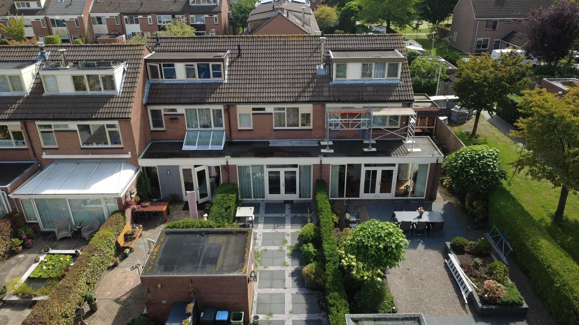 Achterkant van de woning vóór de dakrenovatie: oud bruin pannendak met twee dakkapellen